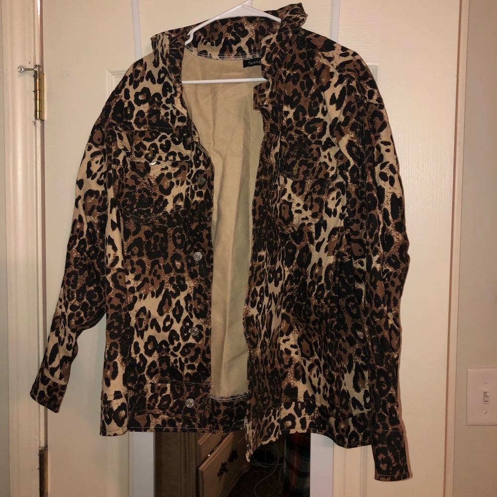 Cute cute never been worn leopard denim jacket!